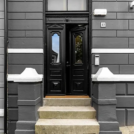 Centre 3 Bedroom, Modern & Bright Daire