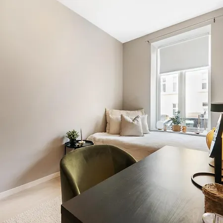 Centre 3 Bedroom, Modern & Bright Daire *