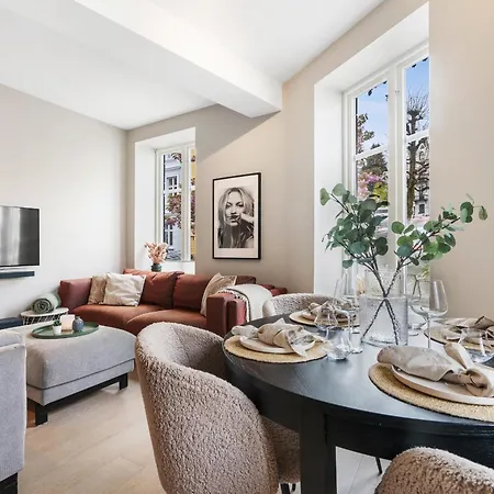 Centre 3 Bedroom, Modern & Bright Daire