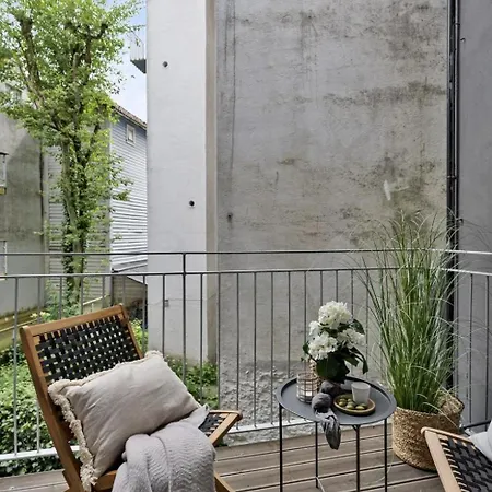 Centre 3 Bedroom, Modern & Bright Daire