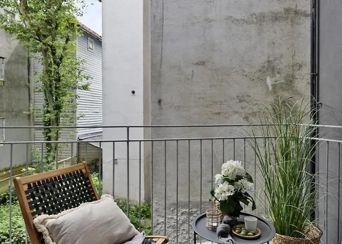 Centre 3 Bedroom, Modern & Bright Apartment