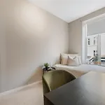 Centre 3 Bedroom, Modern & Bright Apartament