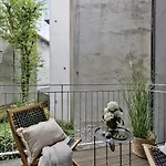 Centre 3 Bedroom, Modern & Bright Apartament